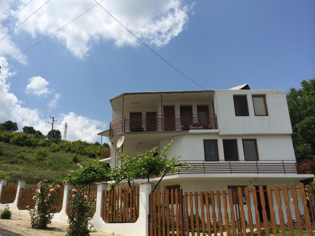 Petrovi Guest House Obzor Exteriör bild