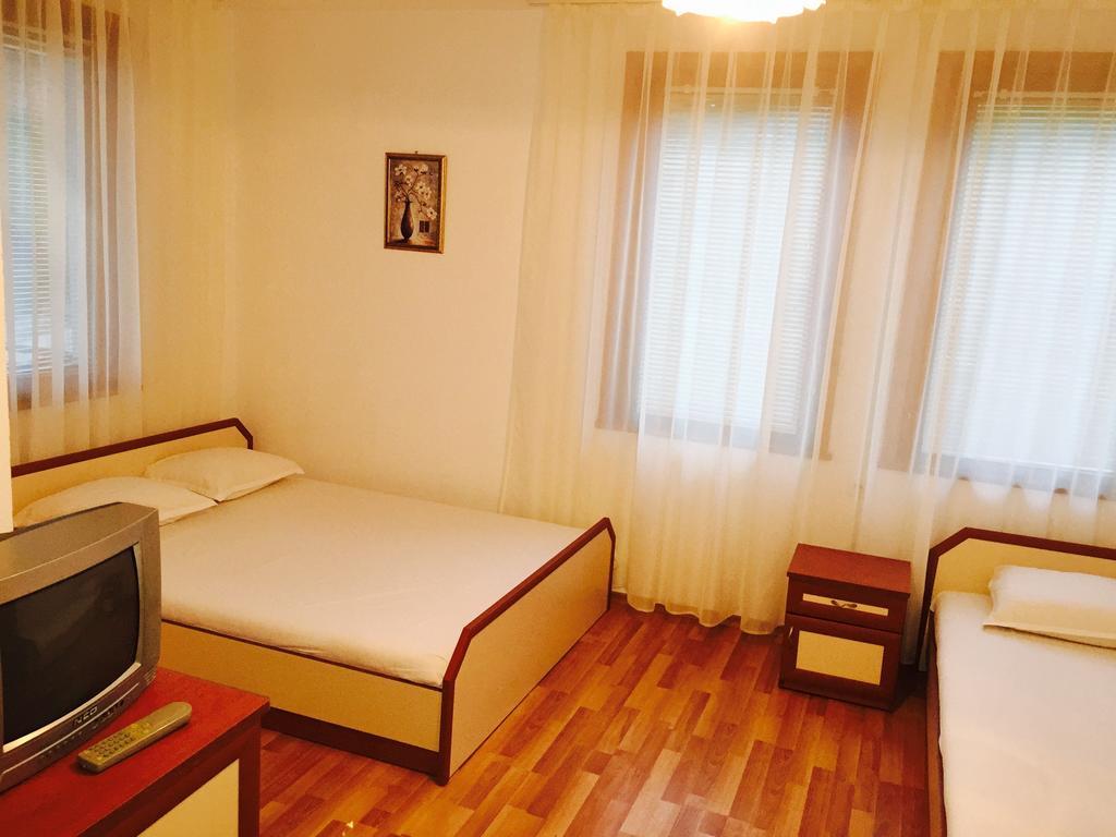 Petrovi Guest House Obzor Rum bild