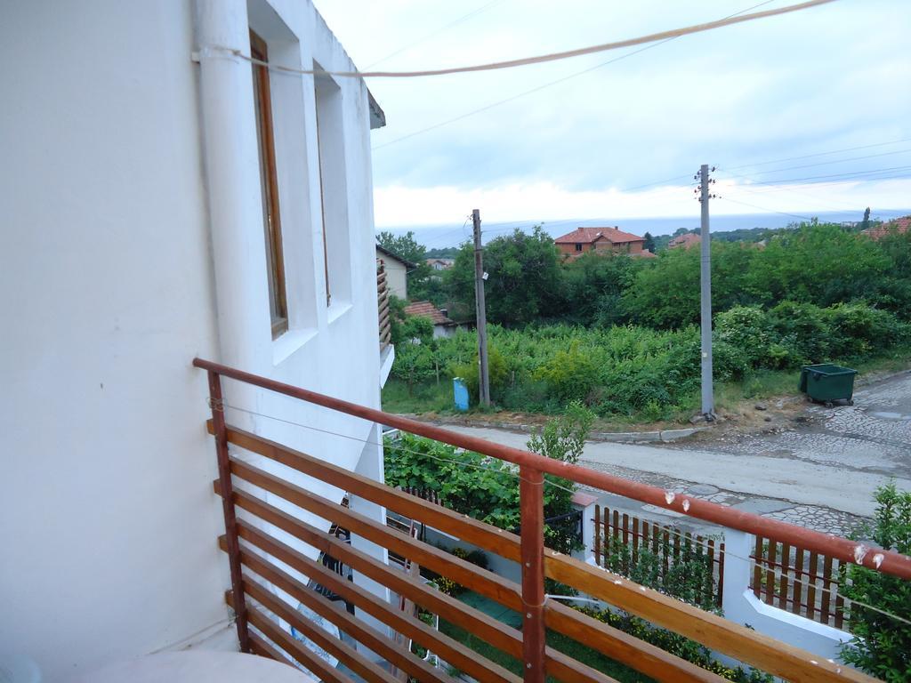 Petrovi Guest House Obzor Rum bild